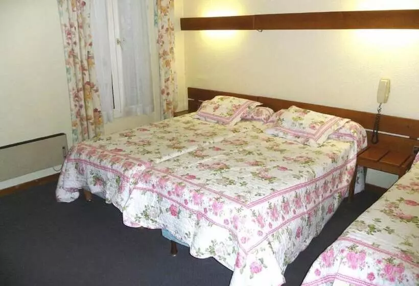 اتاق استاندارد سه نفره, Nouvel Hotel Paris 18