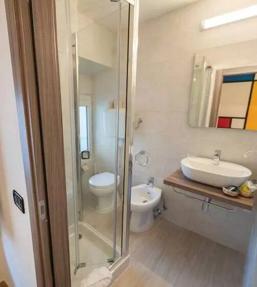 Standard Kolmen Hengen Huone, Cairoli