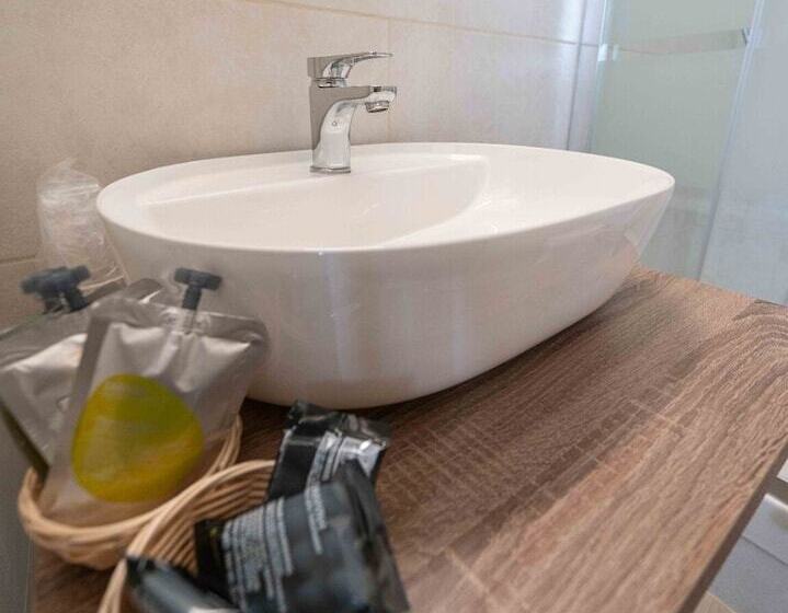 Pokój Standard Trzyosobowy, Cairoli