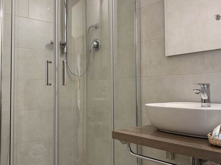 Pokój Czteroosobowy Standard, Cairoli