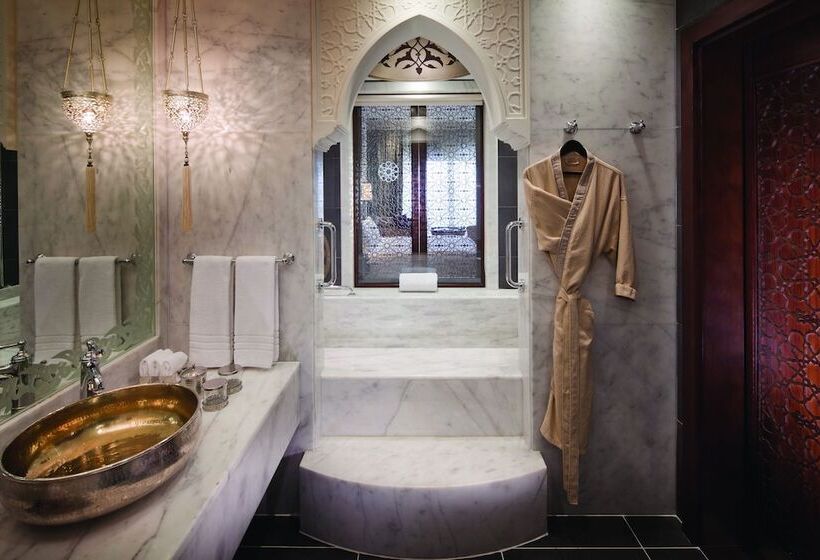 Club Room King Bed, Jumeirah Zabeel Saray Dubai