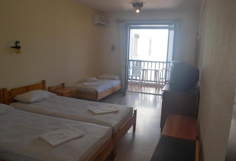 Chambre Triple Standard, Maro