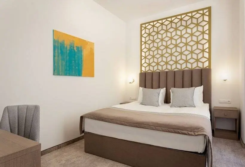 Habitació Deluxe, Mera