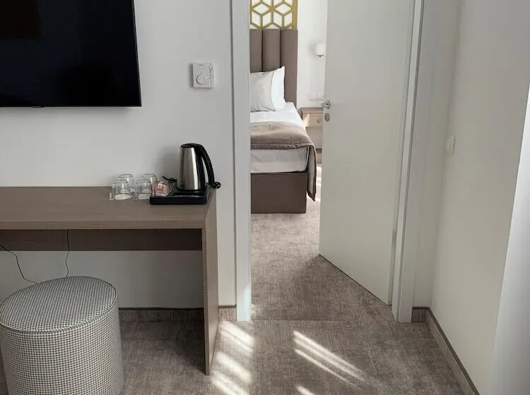 Junior Suite, Mera