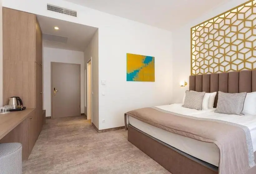 Habitació Deluxe, Mera
