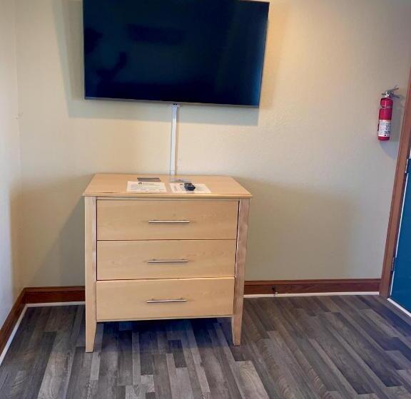 Люкс Вид на Бассейн, Pony Island Inn