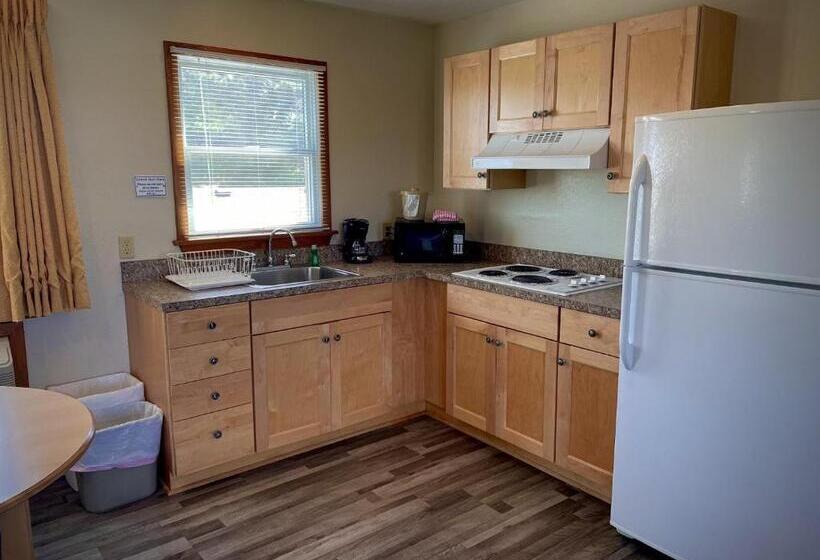 Люкс Вид на Бассейн, Pony Island Inn