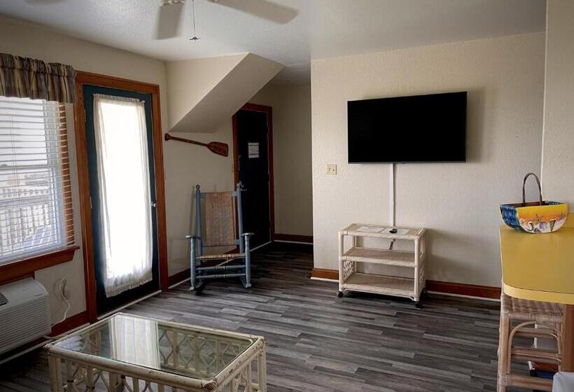 Люкс Вид на Бассейн, Pony Island Inn