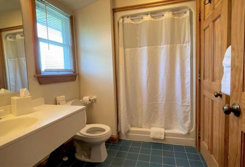 Люкс Вид на Бассейн, Pony Island Inn