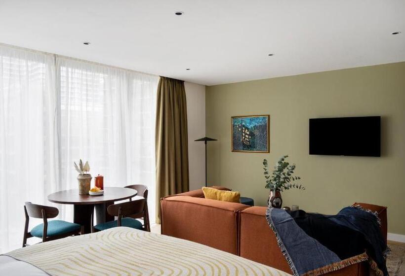 إستوديو سوبيريور, Cove Landmark Pinnacle