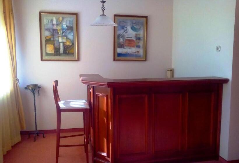 شقة غرفتين, Elina