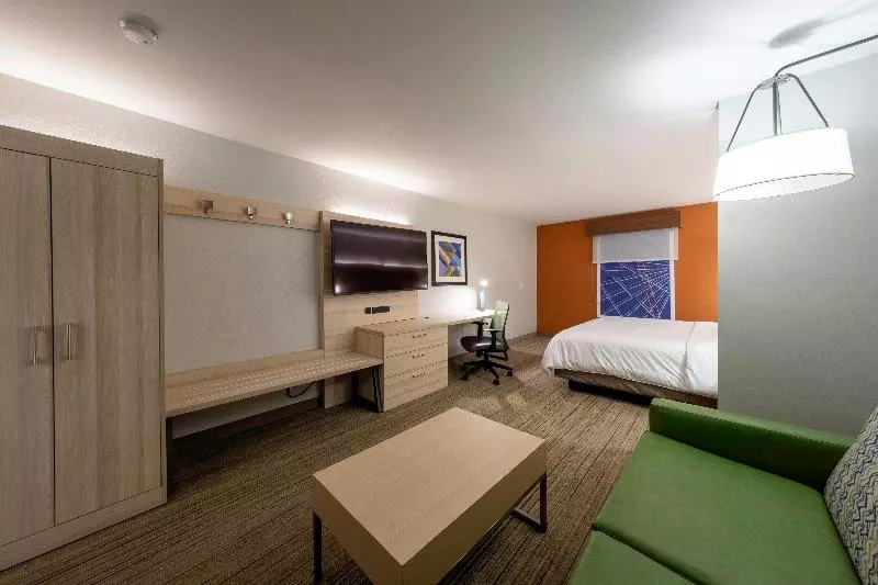 キングサイズベッドのスイートルーム, Holiday Inn Express Hotel & Suites Petersburg/dinwiddie, An Ihg