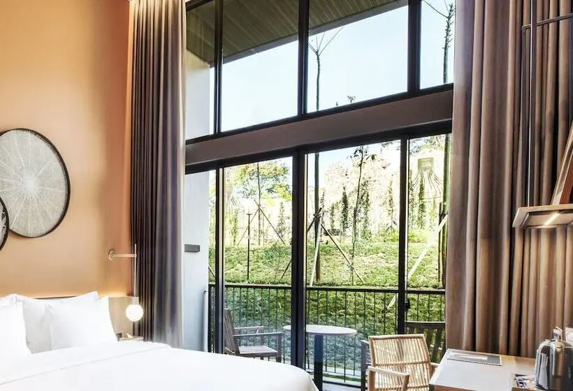 Chambre Familiale, The Botanica Sanctuary