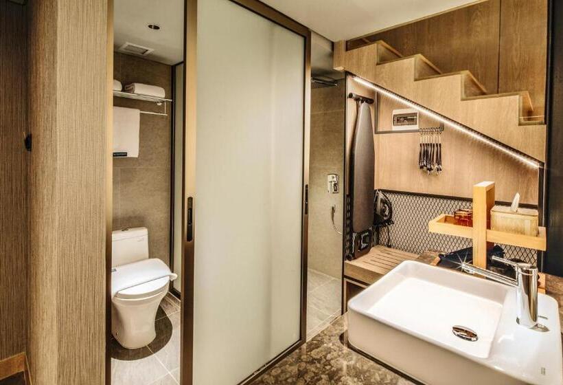 חדר משפחתי, The Botanica Sanctuary