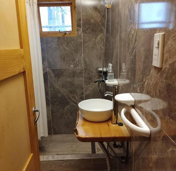 ルームシェアのワンベッド, Posada Del Buscador