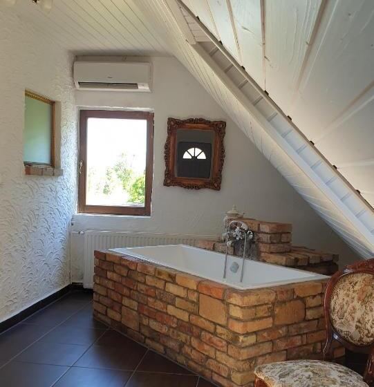 غرفة قياسية رباعية مزودة بشُرفة, Lesence Major