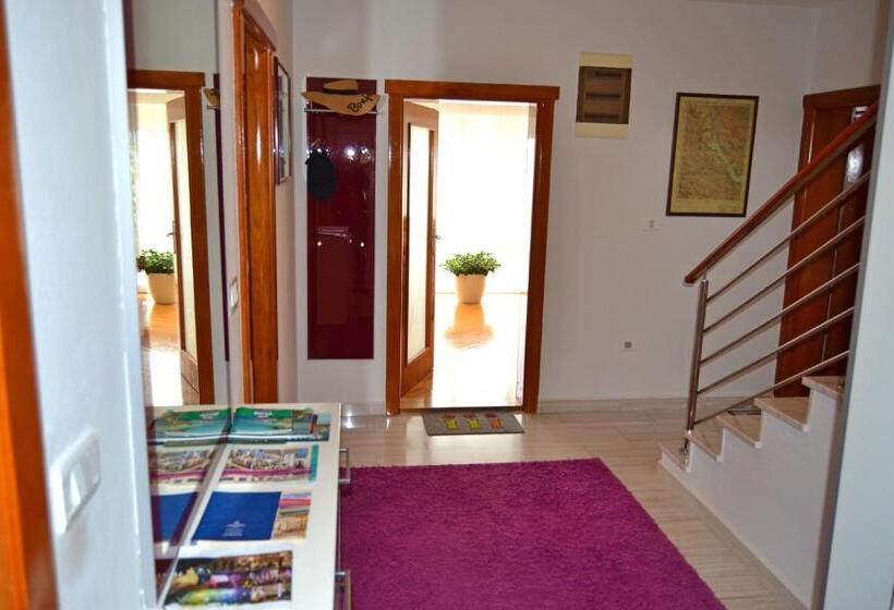 اتاق استاندارد با چشم‌انداز کوهستان, Tivat Apartments