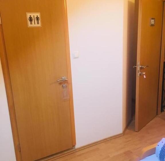 اتاق استاندارد چهار تخته, Omladinski Hotel Rostovo