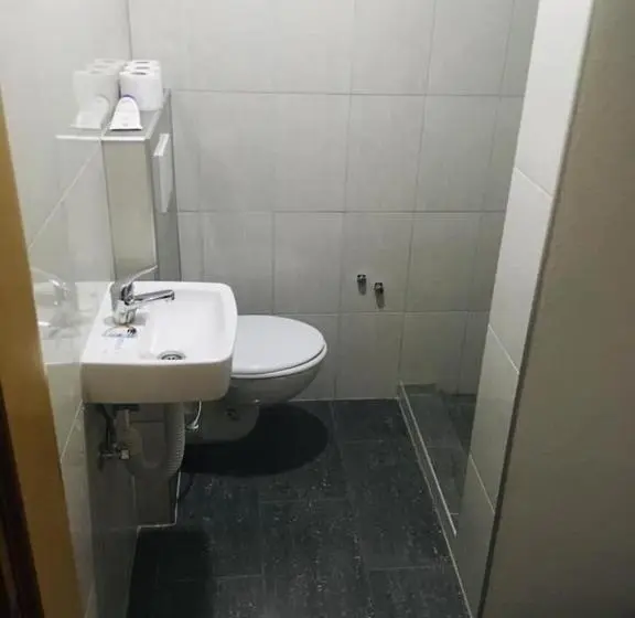 اتاق ساده سه نفره, Omladinski Hotel Rostovo
