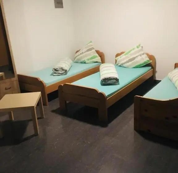 اتاق ساده سه نفره, Omladinski Hotel Rostovo