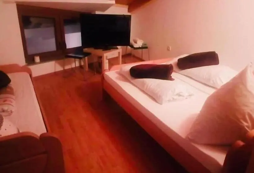 اتاق ساده سه نفره, Omladinski Hotel Rostovo