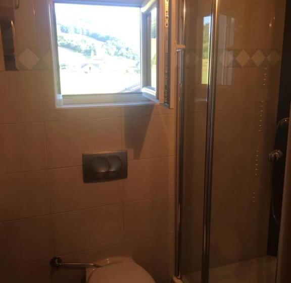 اتاق ساده سه‌ نفره, Omladinski Hotel Rostovo