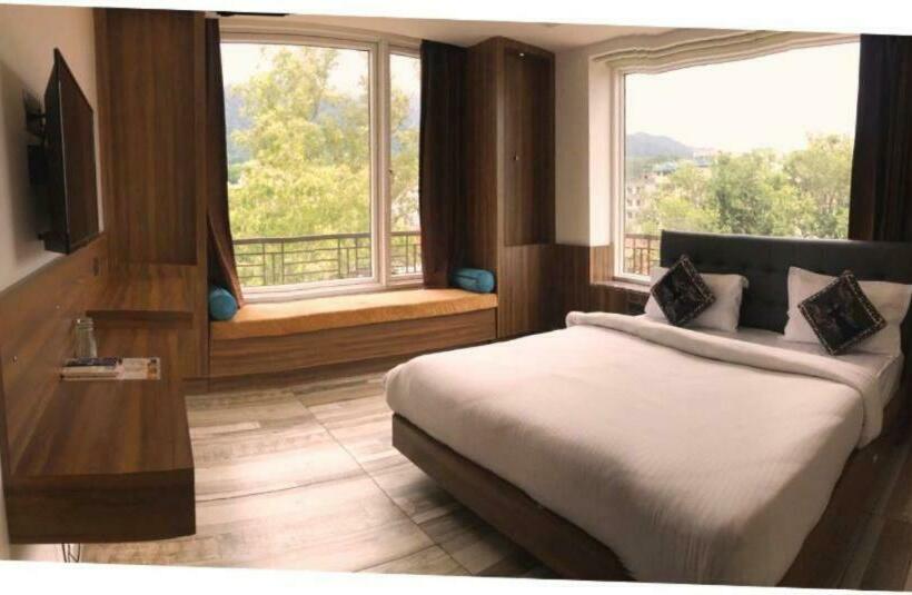 Chambre Deluxe, Trihari