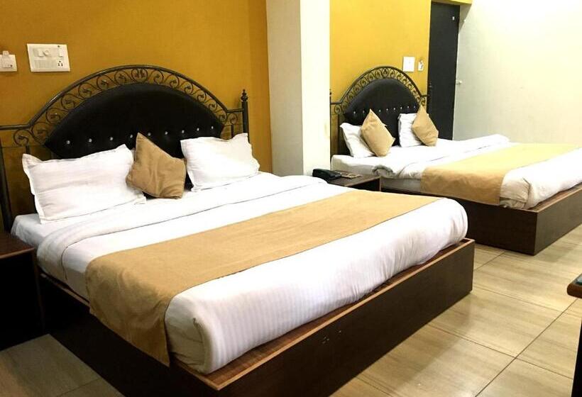 Chambre Familiale Deluxe, Trihari