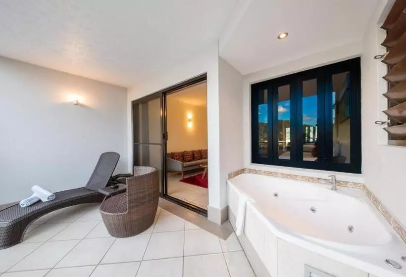سوئیت با چشمانداز, At Waterfront Whitsunday Retreat Adults Only