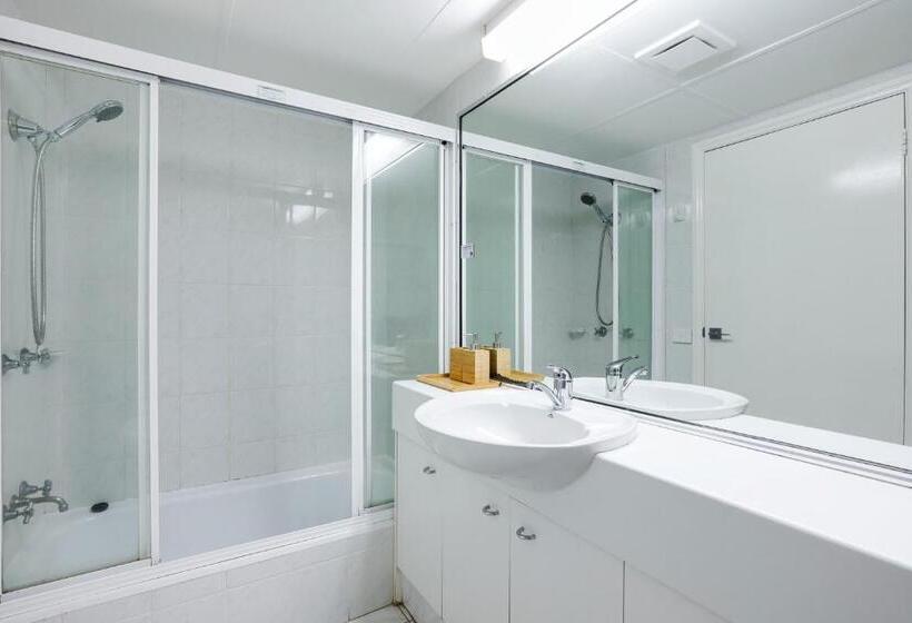 Superior 2-bedroom flat with sea view, The Breakers