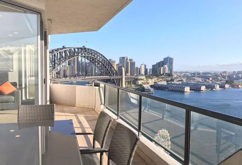 Superior 3-bedroom flat with a view, Milson Serviced Apartments