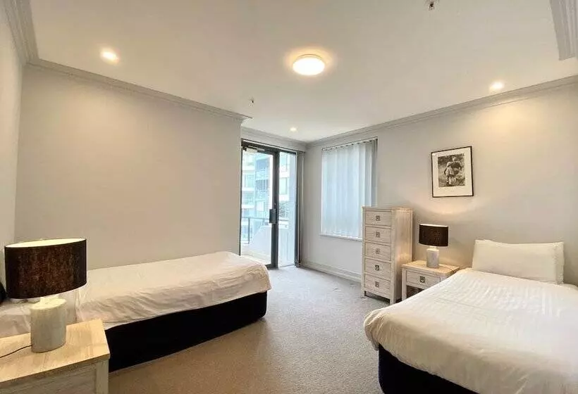 Superior 3-bedroom flat with a view, Milson Serviced Apartments