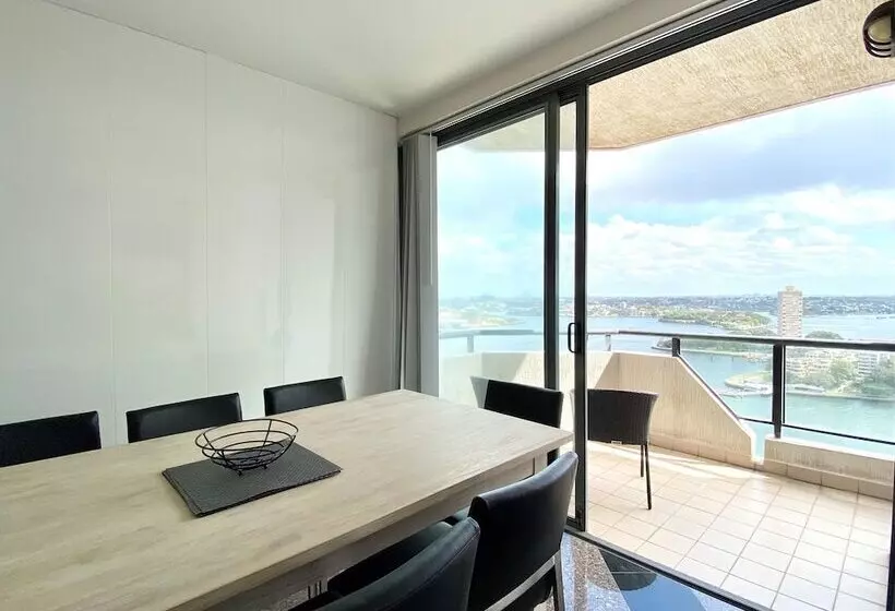 Superior 3-bedroom flat with a view, Milson Serviced Apartments
