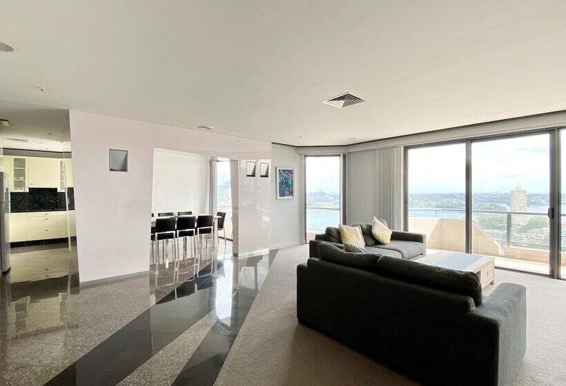 Superior 3-bedroom flat with a view, Milson Serviced Apartments