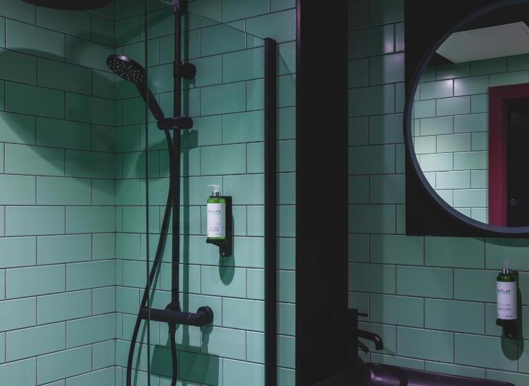 اتاق لوکس با تخت بزرگ, Dukes Street Apartment