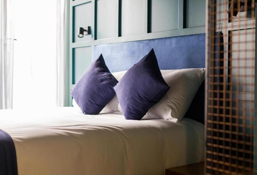 اتاق لوکس با تخت بزرگ, Dukes Street Apartment