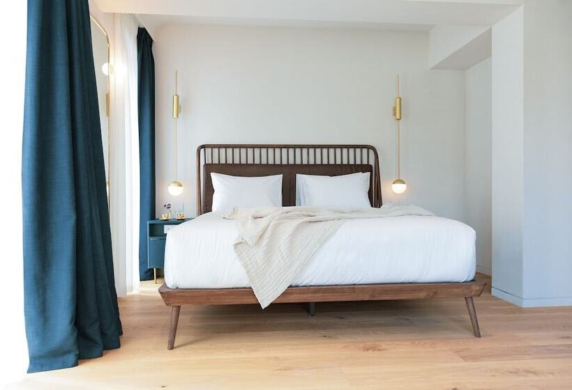 جناح جونيور, Gatsby Athens