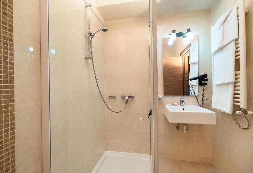 Номер Deluxe, Tisa