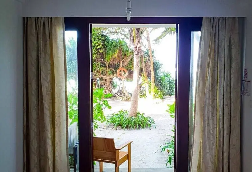 اتاق لوکس با چشم‌انداز دریا, Thundi Sea View