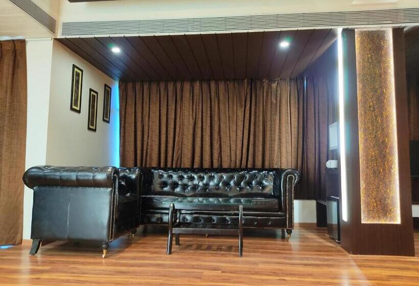 סוויטה נשיאותית, Divan Clarks Inn, Goa