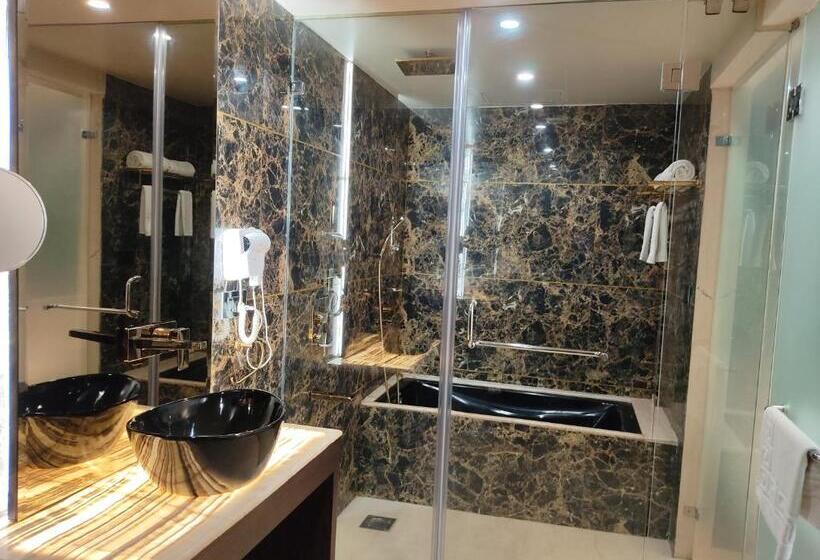 סוויטה נשיאותית, Divan Clarks Inn, Goa