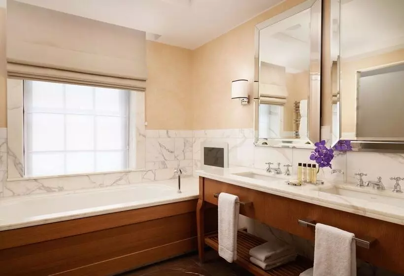 Suite, Corinthia London