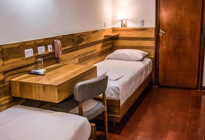 Quarto Estandar, Cuatro Pinos
