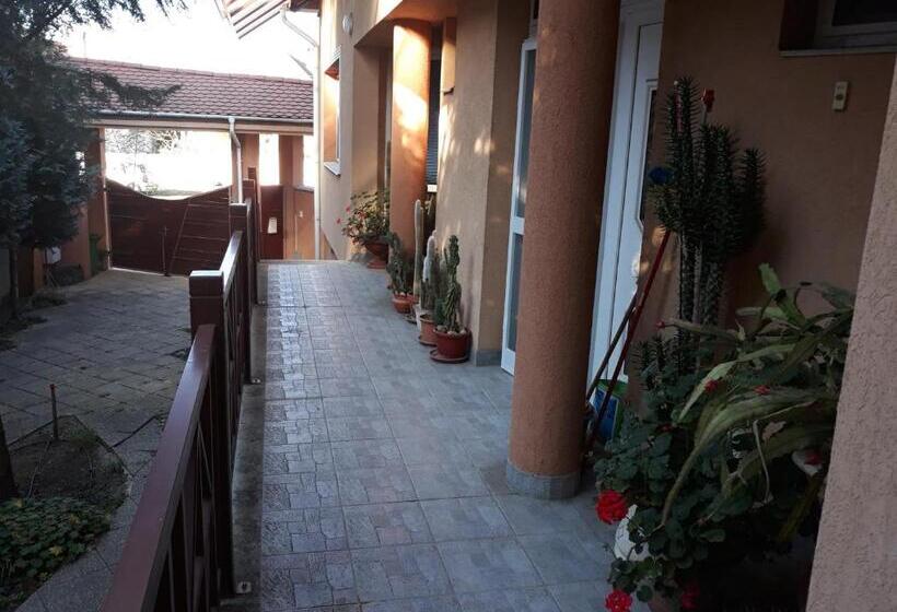 Номер Стандарт Трехместный, Kenézy Lux Apartman Vendégház