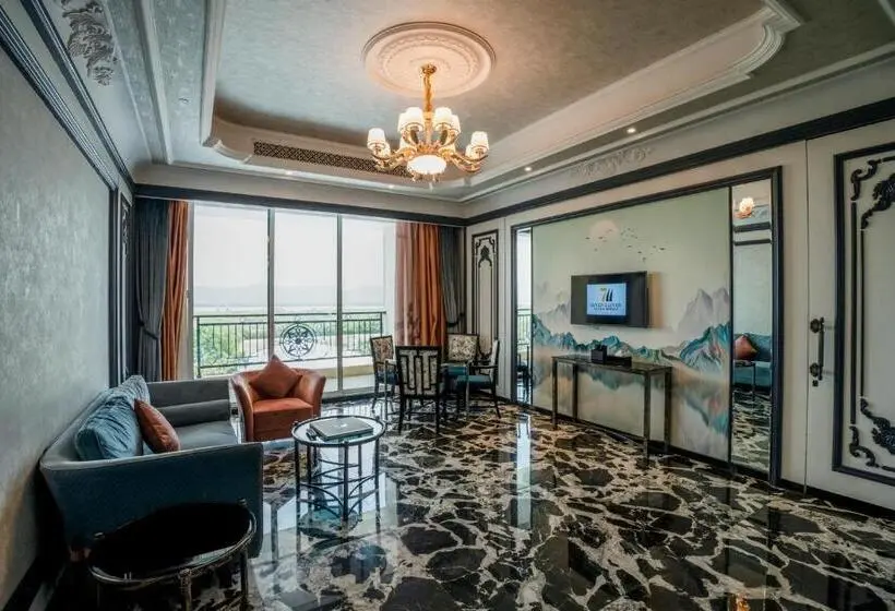 スイート, Seven Eleven Hotels And Club