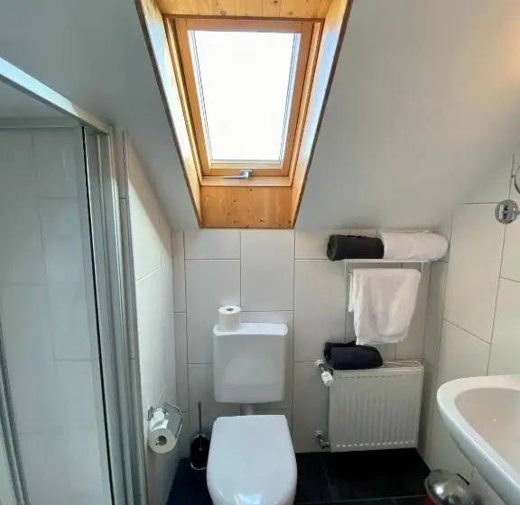 Standard Yhden Hengen Huone, Alessandro