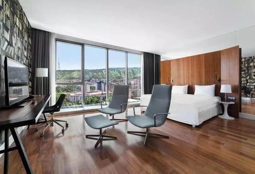 اتاق اجرایی با تخت بزرگ, Holiday Inn   Tbilisi, An Ihg
