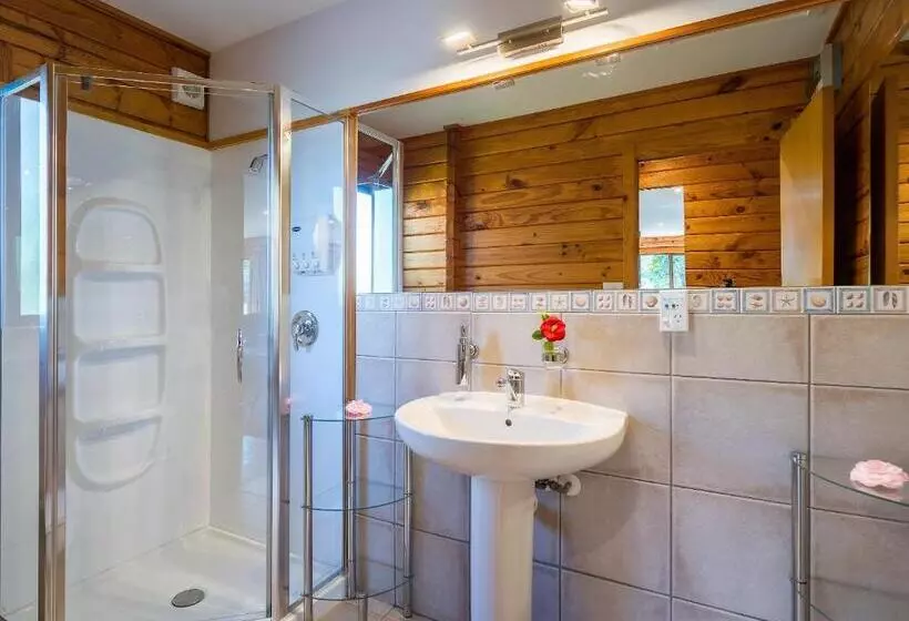 اتاق 4 خوابه, Kimi Ora Eco Resort