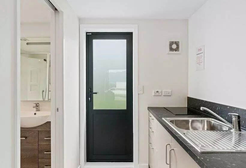 استودیوی استاندارد, Queenstown Motel Apartments