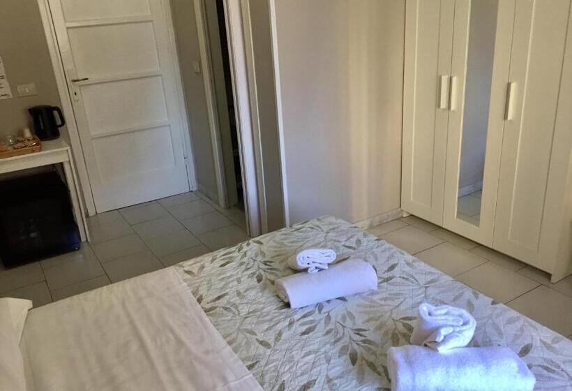 اتاق استاندارد, 6 Keys